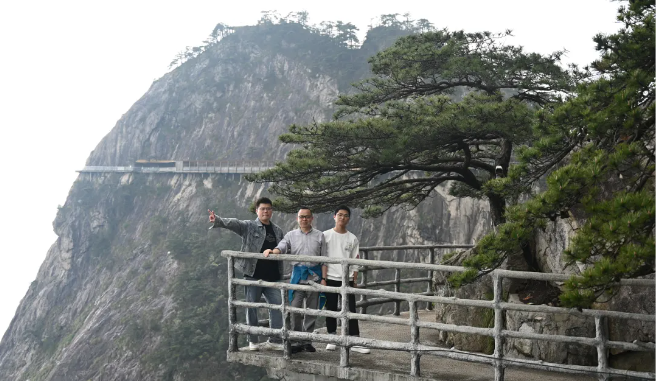image-4 j9游戏风管销售中心员工在安徽明堂山景区照片