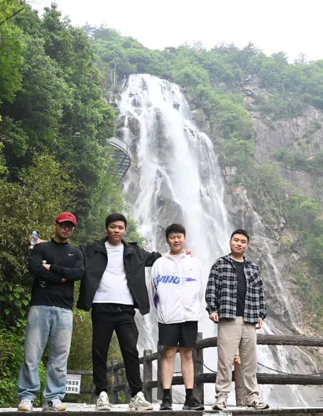 image-8 j9游戏风管销售中心员工在安徽明堂山景区照片