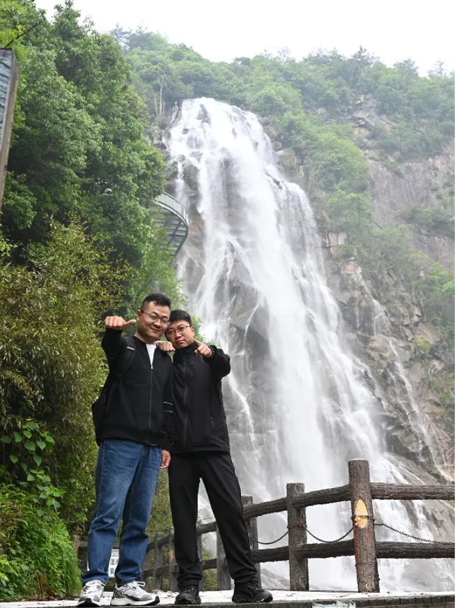 image-9 j9游戏风管销售中心员工在安徽明堂山景区照片